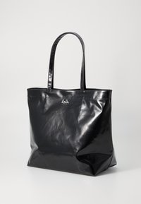 Borsa tote nera realizzata in materiale lucido, dotata di due manici lunghi e un logo minimalista sul davanti. Texture liscia senza motivi.