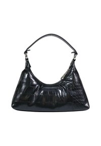 Bolso de mano de imitación de cuero negro con un patrón texturizado de cocodrilo, forma semielíptica y un asa curva única, con detalles de metal en color plateado.