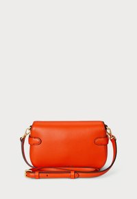 Narancssárga bőr keresztpántos táska sima textúrával, aranyszínű fémalkatrészekkel és állítható pánttal; egyszerű, téglalap alakú kialakítással rendelkezik.