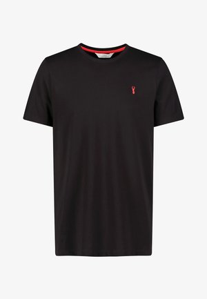 Sort T-shirt med korte ærmer lavet af bomuld og rund hals. Har et lille rødt hummerlogo på venstre bryst og røde detaljer i halsen.