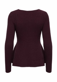 Maglione lungo a maniche lunghe color bordeaux in maglia con motivo a costine strutturate e orlo a balza, caratterizzato da una scollatura rotonda e maniche aderenti.