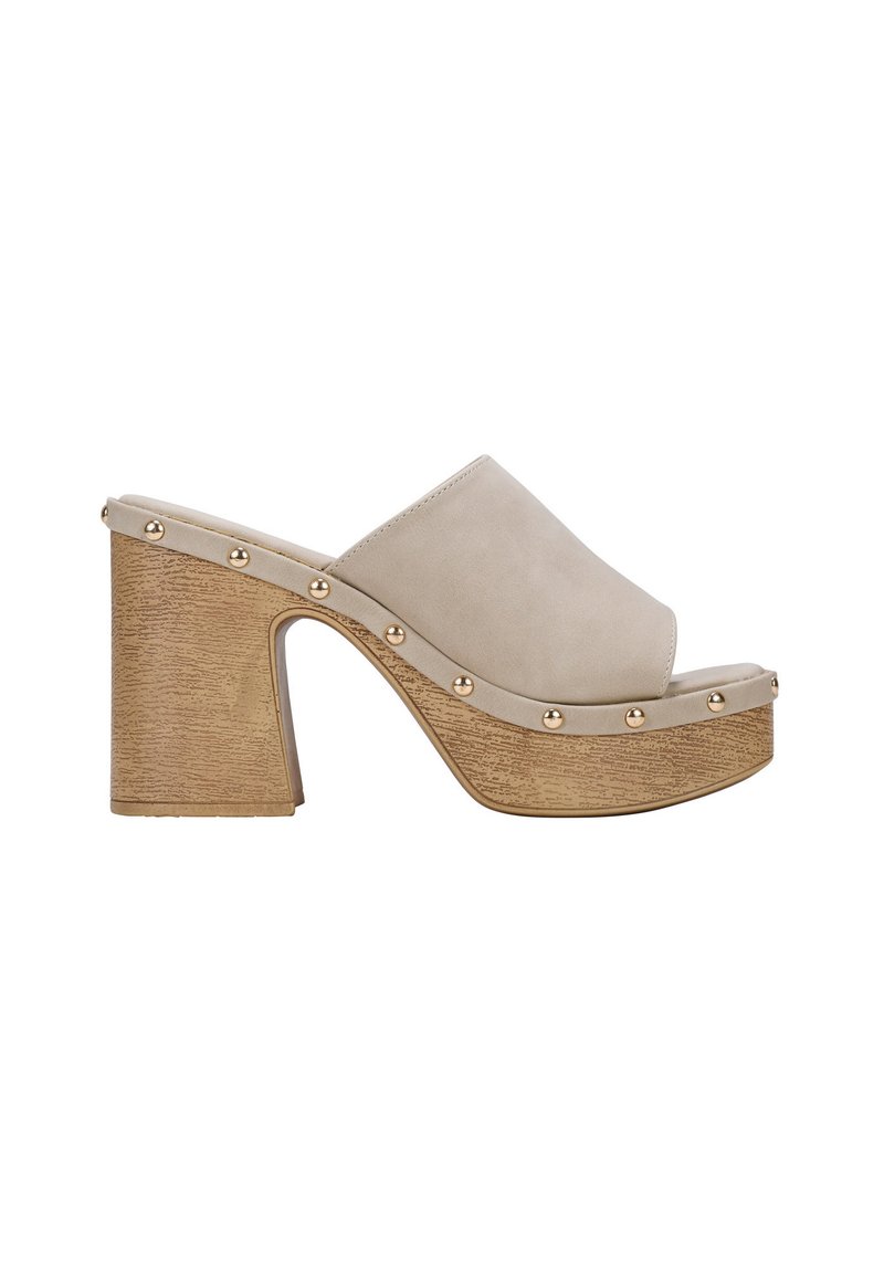 Sandalias de plataforma de tacón alto beige con parte superior suave y suela de madera texturizada. Presenta tachuelas doradas a lo largo de los bordes. Diseño clásico de punta abierta.