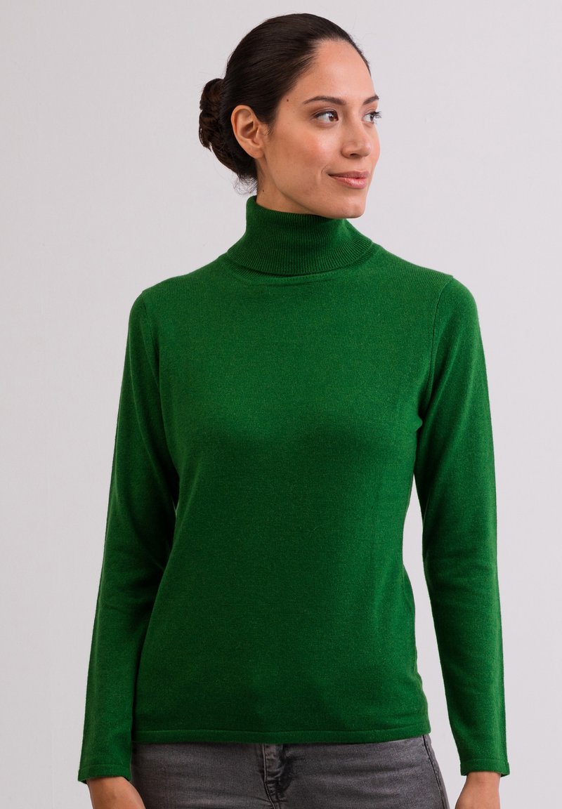 Zielony sweter z golfem, wykonany z miękkiego materiału, z długimi rękawami i dopasowanym krojem. Gładka tekstura z delikatnym połyskiem.