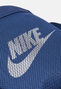Nike Sportswear HERITAGE UNISEX - Mala a tiracolo - mystic navy/white