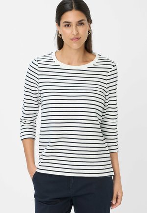 Langarmshirt mit rundem Halsausschnitt in Weiß mit marineblauen horizontalen Streifen. Es hat eine lockere Passform und bietet ein kleines Akzentdetail am Saum.
