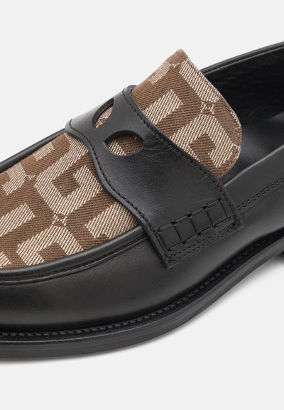 Schwarze Lederloafer mit einem braun gemusterten Textiloberteil, abgerundetem Zeh und dekorativen Ausschnitten am Lederband.