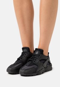 Nike Sportswear - AIR HUARACHE - Edzőcipő - black/anthracite Miniatűr kép 1