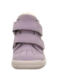 Fioletowy zamszowy but z dwoma paskami na rzepy, białą gumową podeszwą i teksturowaną częścią na palcach z małymi liniami wentylacyjnymi.