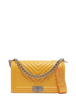 Borsa gialla trapuntata con motivo a zigzag, tracolla in catena argentata e tracolla laterale arancione con il testo "MARC." Dettagli in hardware argentato.