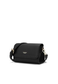 Borsa a tracolla in pelle nera con finitura testurizzata, hardware dorato e chiusura a patta. Presenta una tracolla regolabile e un dettaglio del logo minimalista.