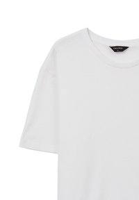 T-shirt bianco in cotone con maniche corte, colletto tondo e un'etichetta con la scritta "CALLIOPE". Texture liscia e design semplice e classico.