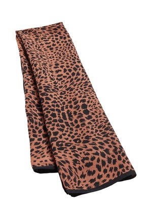 Tela marrón doblada con manchas irregulares negras de estampado de leopardo y un dobladillo negro sobre un fondo blanco.