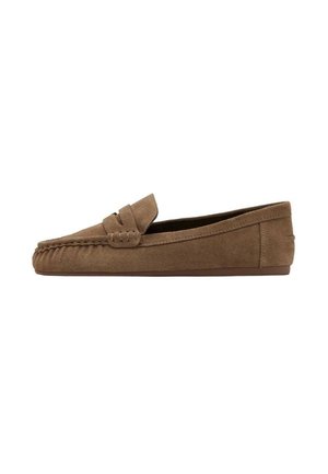 Bruine suède mocassin loafer met decoratief bandje en stiksel details, platte zool en afgeronde neus, zijaanzicht.