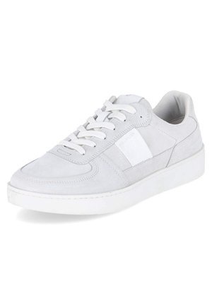 Białe niskie trampki z zapięciem na sznurowadła, zamszową teksturą, wyściełanym kołnierzem oraz grubą białą gumową podeszwą, ukazane pod kątem, aby pokazać zewnętrzną stronę i przód.