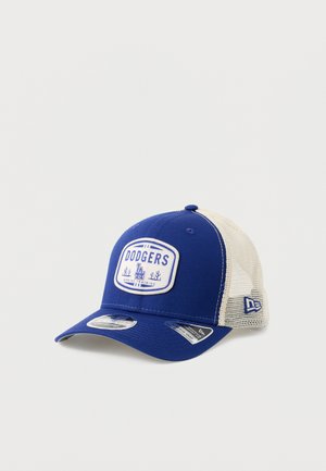 Cappellino da baseball in rete blu e bianco con patch logo "Dodgers" e "LA" sul davanti, visiera curva e cinturino posteriore regolabile.