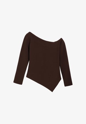 Brązowa bluzka odkrywająca ramiona z długimi rękawami, asymetrycznym dołem i miękkim, teksturowanym materiałem. Minimalistyczny design bez widocznych elementów zapięcia.