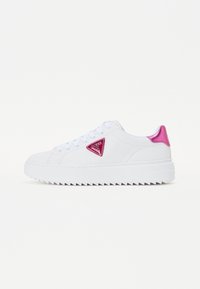 Valkoiset tennarit, joissa on kuvioitu pohja, vaaleanpunainen metallinhohtoinen kantakappale ja vaaleanpunainen kolmion muotoinen logo sivulla.