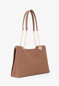 Borsa a spalla in pelle marrone con finitura testurizzata, dotata di catene dorate e manici in pelle, dalla forma rettangolare e strutturata, su sfondo bianco.