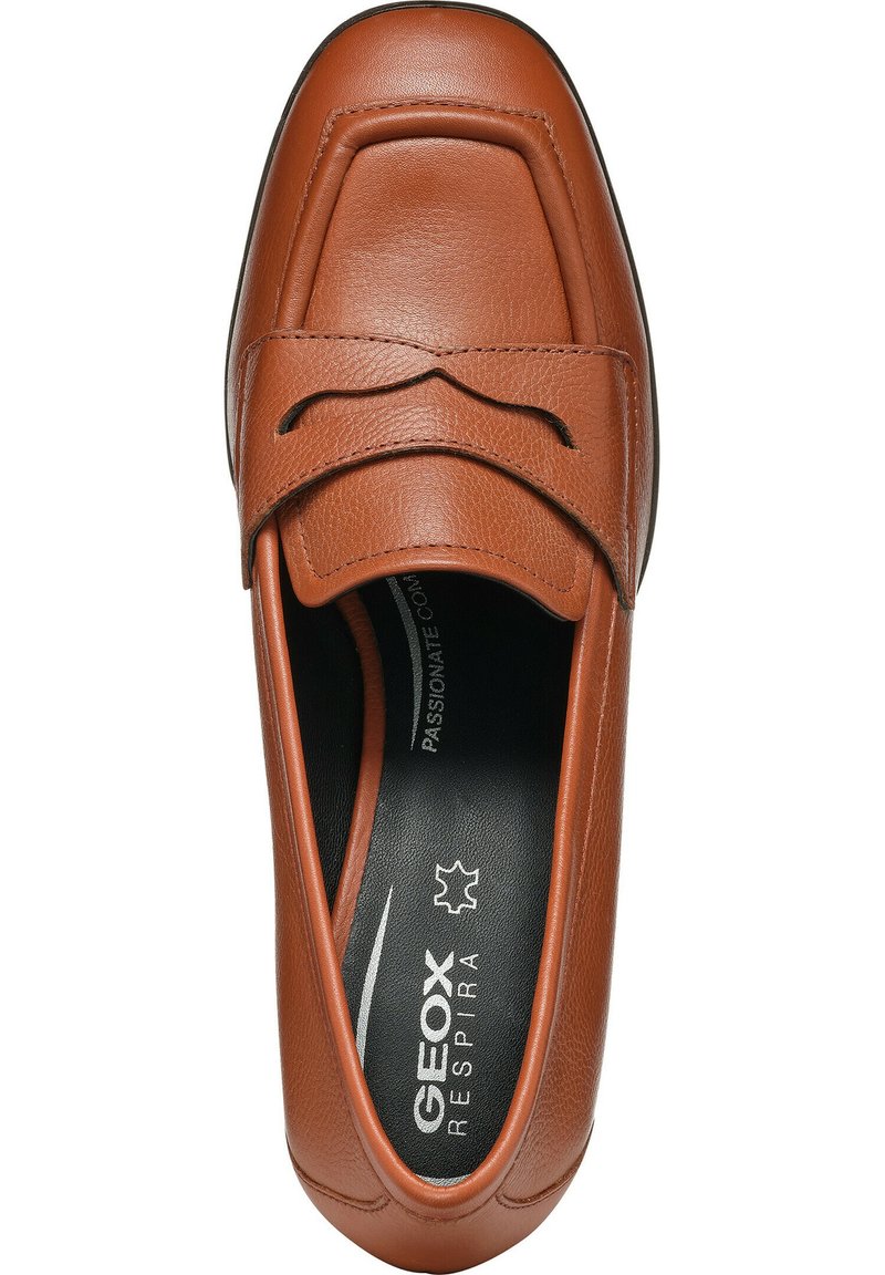Mocassino in pelle marrone con tomaia texture, accenti di cucitura in rilievo e interno nera imbottito. Presenta il marchio Geox sulla soletta.