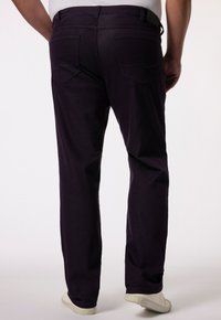 Pantalons en denim violet avec une coupe droite, style cinq poches et des détails de couture subtils sur les poches arrière.