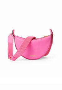 Borsa a tracolla in pelle rosa con design curvo, superficie texturizzata e una tracolla in tessuto a righe. Dettaglio del logo dorato sulla parte anteriore.
