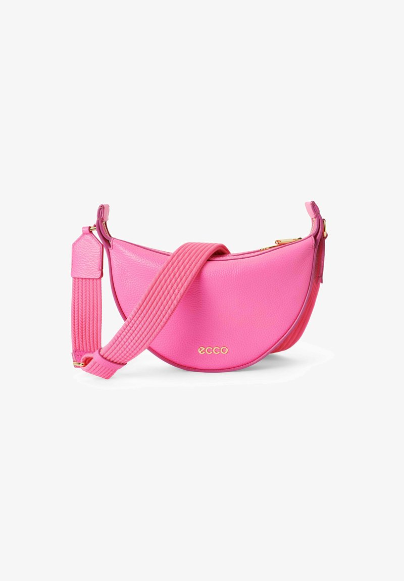 Borsa a tracolla in pelle rosa con design curvo, superficie texturizzata e una tracolla in tessuto a righe. Dettaglio del logo dorato sulla parte anteriore.