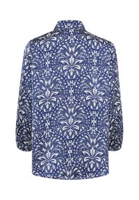 Blusa blu navy con motivo floreale bianco, dotata di colletto e maniche a tre quarti, realizzata in tessuto morbido con un design fluido.