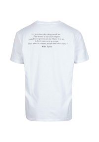 Balta kokvilnas t-kreklu ar drukātu citātu uz muguras melnā krāsā, ar apaļu kakla izgriezumu un īsām piedurknēm. Teksts izveidots dažādos fonta izmēros.