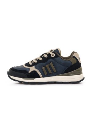 Zapatilla casual en azul marino, negro y oliva con cordones beige, con una suela blanca acolchada y un logotipo estilizado en forma de "m" en el lateral.