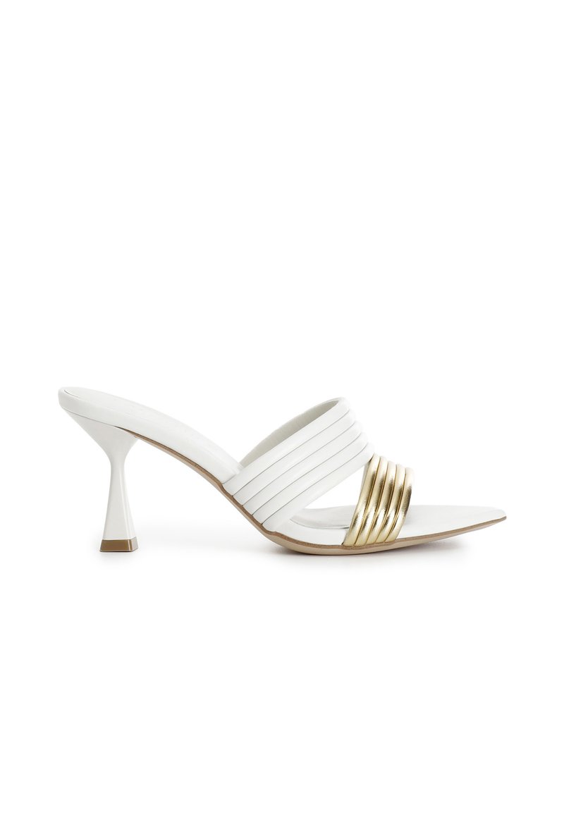 Sandalias de tacón blancas con parte superior de piel suave, tres tiras horizontales y una banda de acento metálico dorado. Diseño de tacón esculpido.