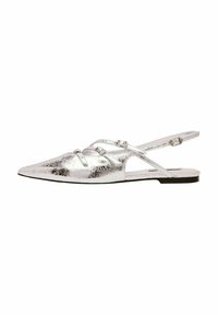 Ballerines argentées métalliques à talon ouvert avec des bouts pointus. Elles présentent des sangles croisées et une semelle plate. Texture lisse avec un léger éclat.