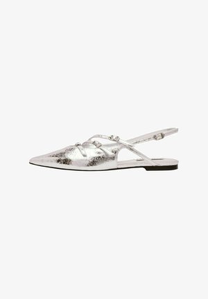 Metalliske sølvfarvede slingback flade sko med spidse tåer. Har krydset stropper og en flad sål. Glat tekstur med en subtil glans.