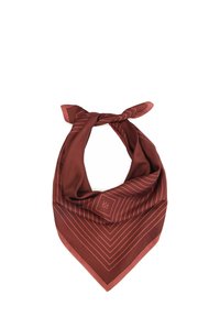 Sarkans zīda šalle ar diagonālu svītru rakstu un logo, ar klasisku bandanas formu, sasaistīta augšpusē drošai piegulšanai.