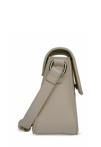 Borsa beige con una forma triangolare strutturata, realizzata in materiale liscio. Dotata di una maniglia superiore e di una tracolla regolabile. Accenti in metallo argentato.