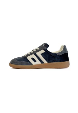 Sneaker in suede blu scuro con suola in gomma beige, strisce laterali decorative bianche e lacci abbinati vista laterale.