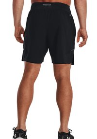 Schwarze sportliche Shorts mit lockerer Passform, leichtem Stoff, seitlichen Taschen und einem kleinen Logo am Bund.