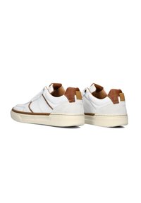 Witte sneakers met leren en suède accenten, ronde neus, vetersluiting en een beige rubberen zool met gedetailleerde stiksels.