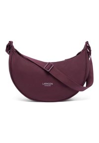 Geantă tip sling în culoare burgund închis, realizată dintr-un material texturat și moale. Prezintă o formă curbată și o curea ajustabilă, cu brandul "LARKSON HAMBURG".