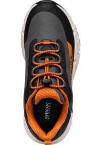 Zapatilla deportiva negra y gris con cordones naranjas, parte superior de malla transpirable, collar acolchado y suela gruesa y texturizada.