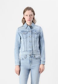 Svijetloplavi denim cropped jakna s kopčanjem na gumb, dva džepa na prsima i dugim rukavima. Ima blago izblijedjeli izgled i klasični ovratnik.