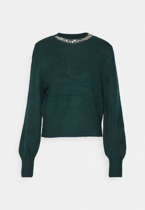 Pull en maille vert foncé avec de longues manches bouffantes et une décoration d'encolure ornée de perles argentées.