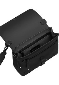 Borsa a tracolla nera in pelle con chiusura a pattina, tasche interne, fodera testurizzata e sottili dettagli in argento all'esterno.