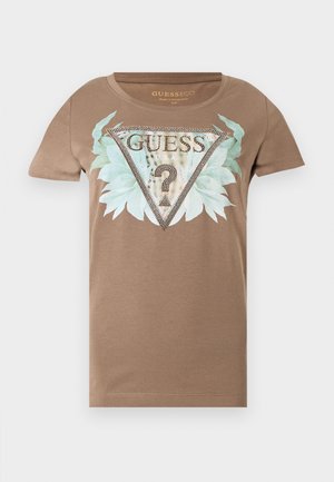 Bruine T-shirt met korte mouwen, voorzien van een groot versierd driehoekig logo, blauwgroene bladeren en de tekst "GUESS U.S.A" aan de voorkant.