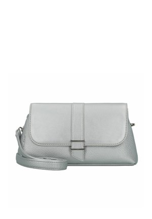 Bolso bandolera de cuero gris con un acabado texturizado, cierre de solapa y correa ajustable. Presenta un acento de hebilla metálica.