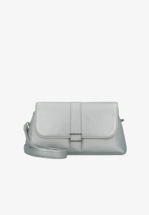 Sac bandoulière en cuir gris avec une finition texturée, fermeture à rabat et une sangle réglable. Comprend un accent de boucle métallique.