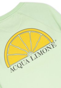 Ljust grön sweatshirt med en stor gul citronklyfta i grafiken och texten "ACQUA LIMONE" i svart under designen.