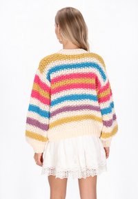 Wielokolorowy sweter dziany z poziomymi paskami w kolorze różowym, niebieskim, żółtym i purpurowym; luźny krój, okrągły dekolt, ściślejsze mankiety i pas.
