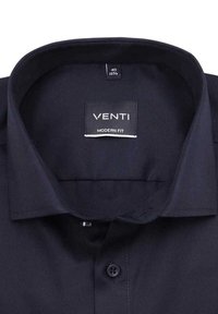 Zwarte katoenen shirt met een moderne pasvorm, voorzien van een puntkraag, VENTI-label en een enkele knoopsluiting bij de hals.