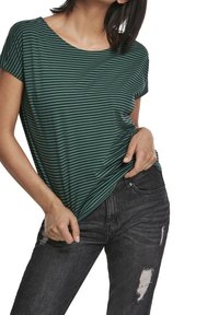 Pruhované zelené tričko s širokým výstřihem, krátkými rukávy a volným střihem, spárované s černými potrhanými džíny.