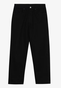 Zwarte denim broek met een recht gesneden pasvorm, vijf gebruikersvriendelijke zakken en een sluiting met een knoop aan de voorkant. Soepele textuur met minimale stikdetails.